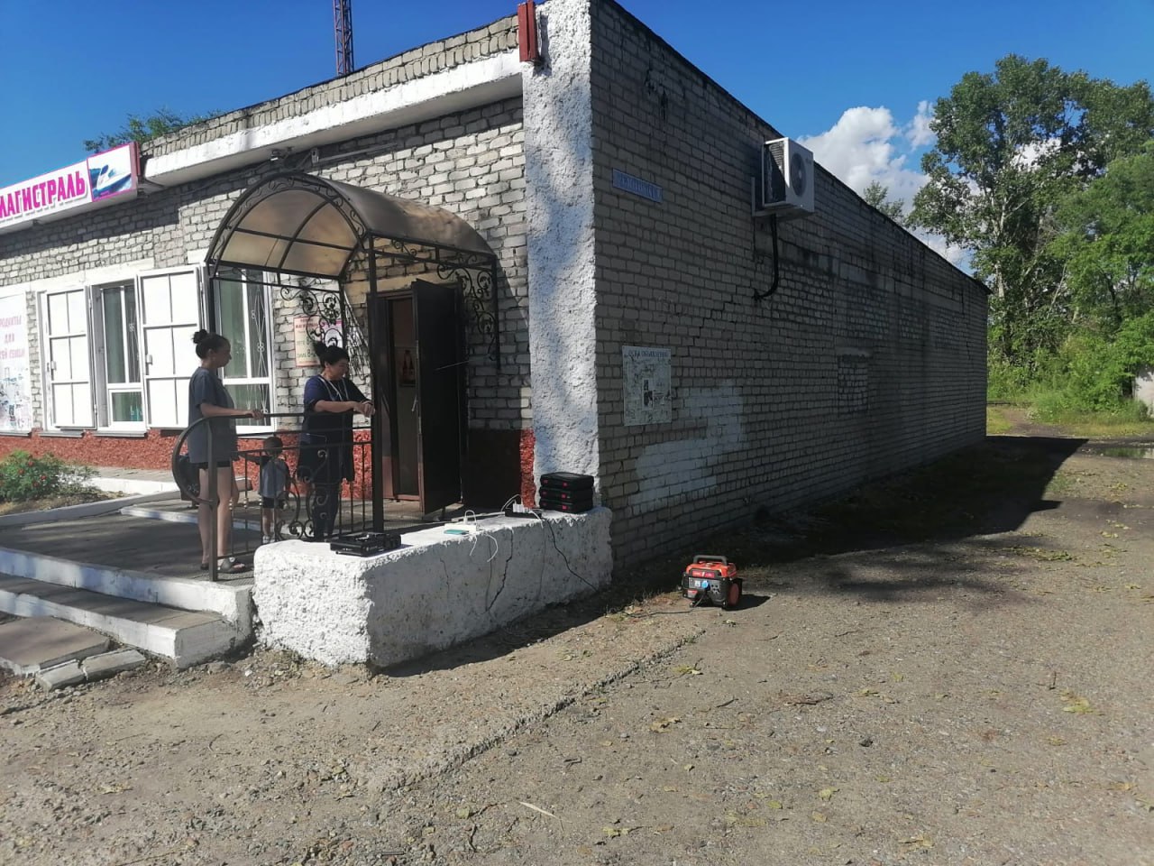 В Зелёном городке начал работу пункт по зарядке телефонов и подогрева пищи.